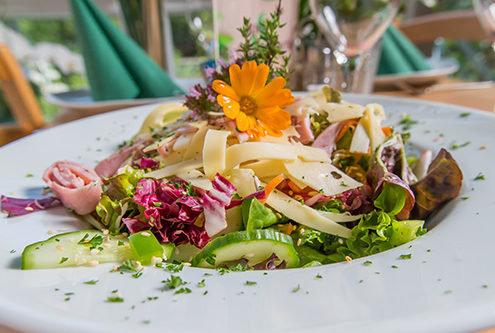 Salat mit Schinken und Käse